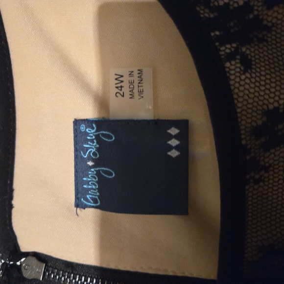 Plus size lace dress - Picture 3 of 3